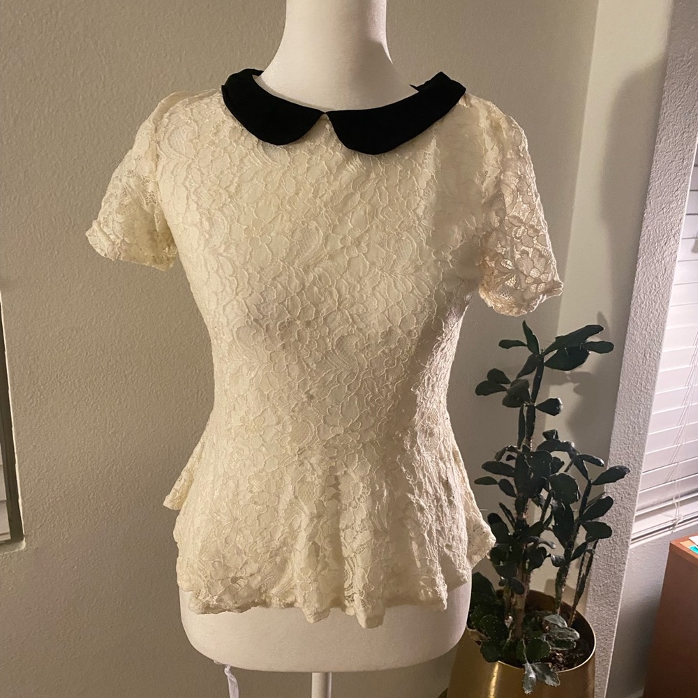 H&M lace fitted shirt with black collar. Size S.